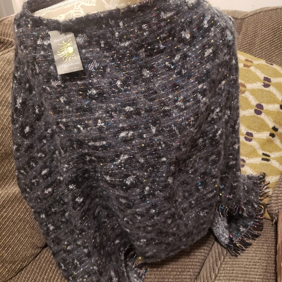 Woman's poncho - Picture 2 of 3